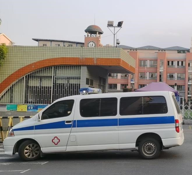 蓬江救护车出租护送骨折病人一公里多少钱